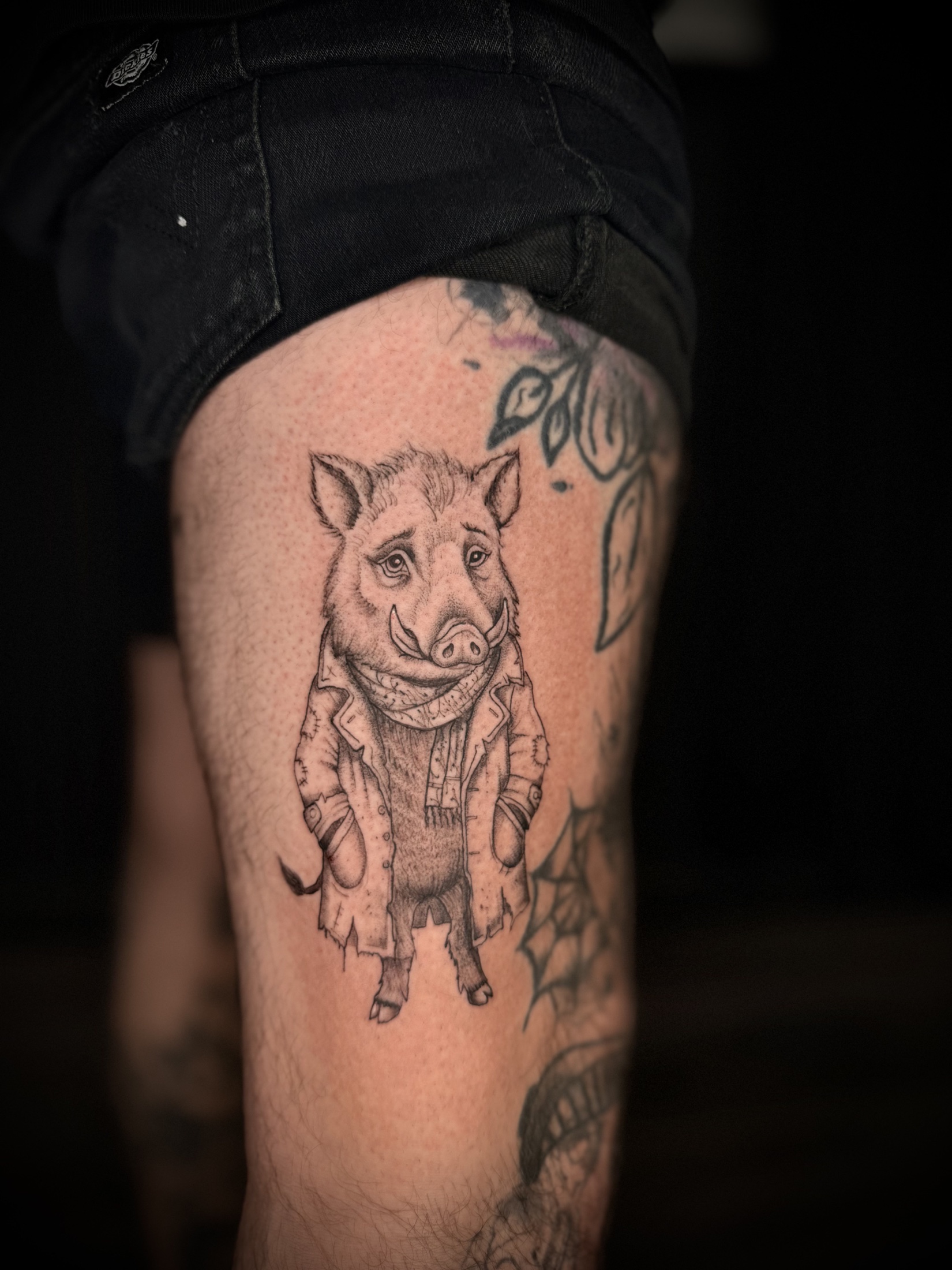 Detailní tetování prasátka v kabátu